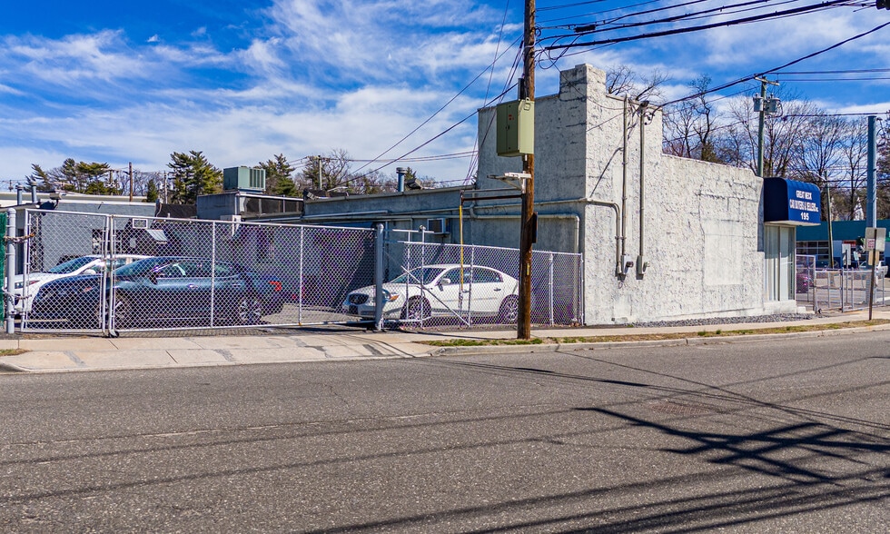 195 Northern Blvd, Great Neck, NY for sale - Building Photo - Image 2 of 20