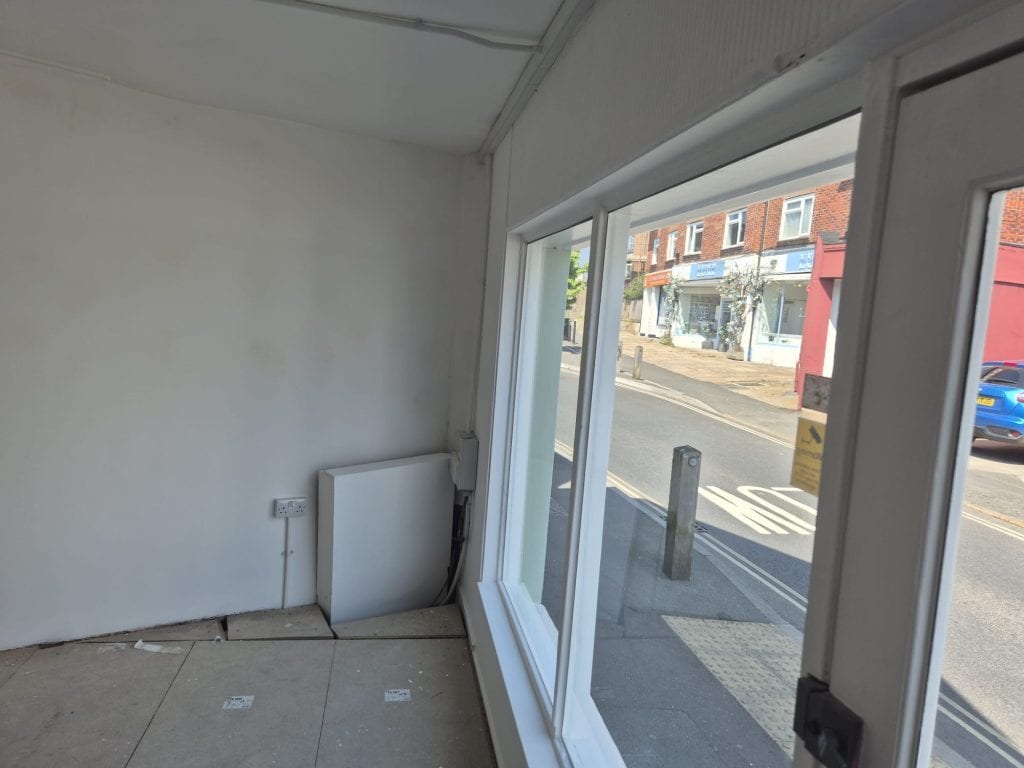 Avenue Rd, Freshwater for lease Interior Photo- Image 1 of 3