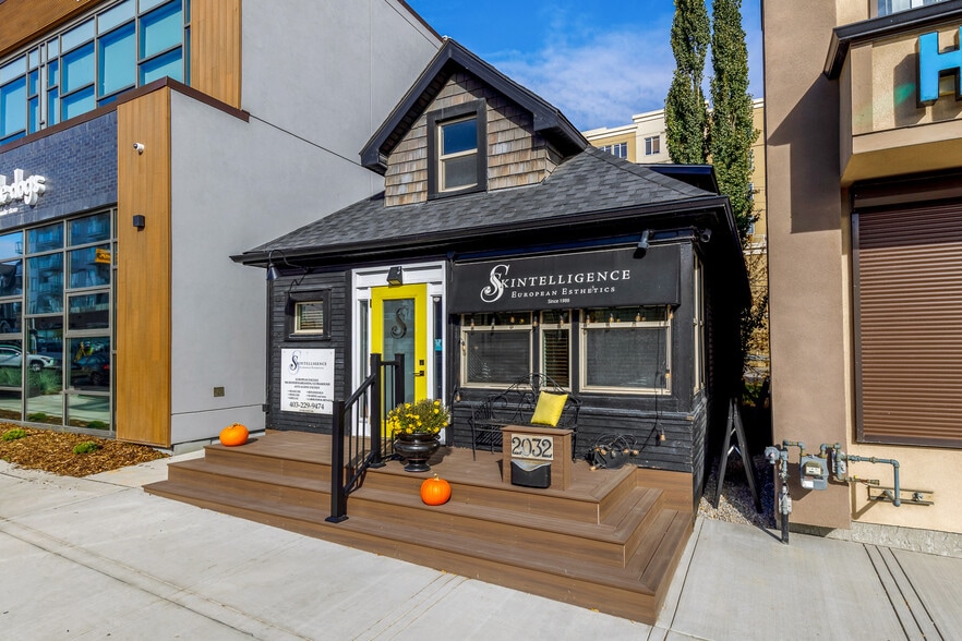 2032 34th Ave SW, Calgary, AB for sale - Building Photo - Image 2 of 43