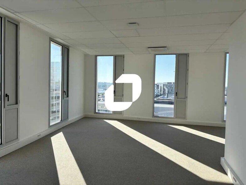 Office in Bordeaux for lease - Interior Photo - Image 3 of 14