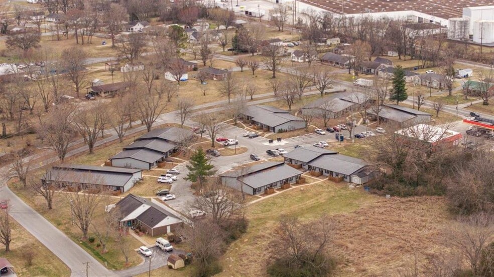 101 Longview Dr, Russellville, KY for sale - Primary Photo - Image 1 of 18