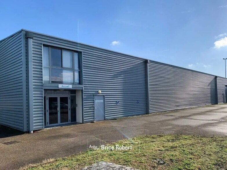 Office in Chassieu for lease - Building Photo - Image 1 of 10