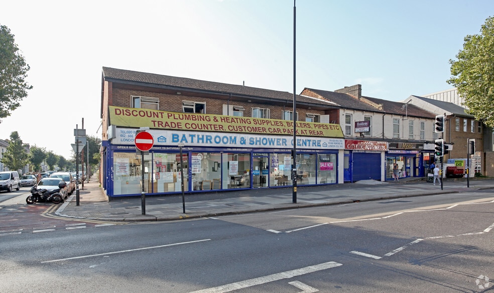 656-666 Romford Road portfolio of 3 properties for sale on LoopNet.com - Primary Photo - Image 3 of 3