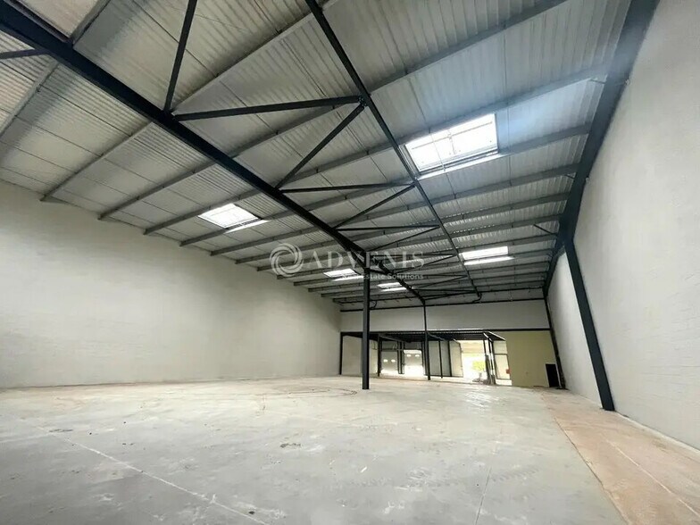 Flex in La Queue-en-Brie for lease - Interior Photo - Image 2 of 7