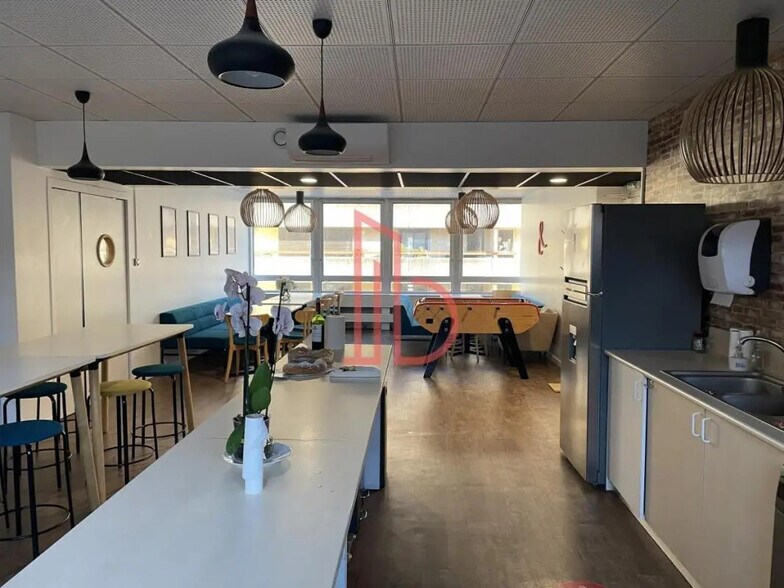 Office in Bordeaux for lease - Interior Photo - Image 1 of 5