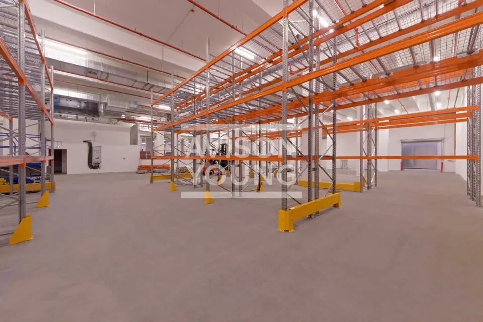 Flex in Paris for lease Interior Photo- Image 1 of 7