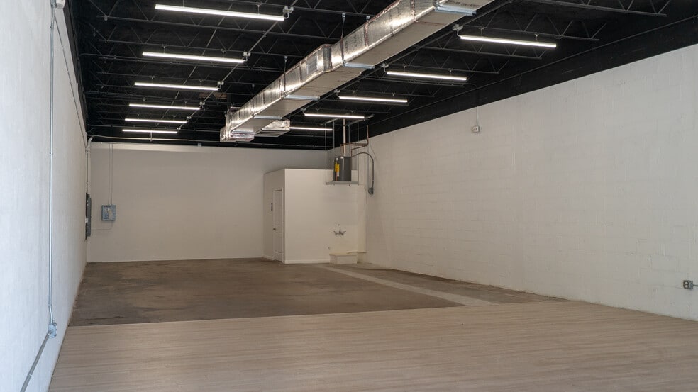 320 NE 61st St, Miami, FL for lease - Building Photo - Image 3 of 6