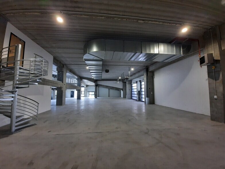 Flex in Colombes for lease - Building Photo - Image 1 of 5