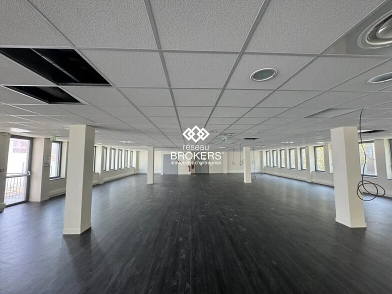 Office in Clichy for lease - Interior Photo - Image 2 of 4