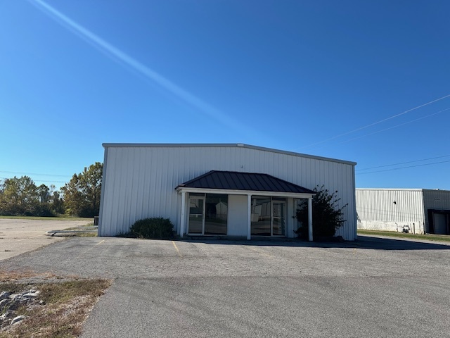 3046 Ohio Dr, Henderson, KY for sale - Building Photo - Image 1 of 8