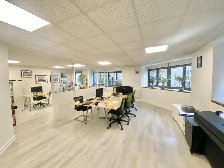 Office in Boulogne-Billancourt for lease - Building Photo - Image 1 of 8