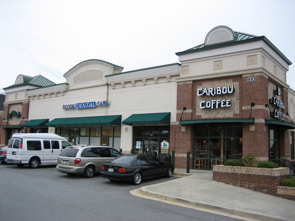 910 Woodstock Rd, Roswell, GA 30075