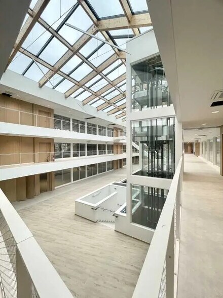 Office in Rouen for lease - Interior Photo - Image 3 of 11