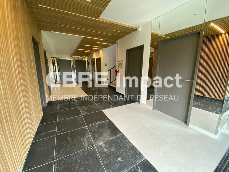 Office in Sainte-Savine for lease - Building Photo - Image 2 of 11