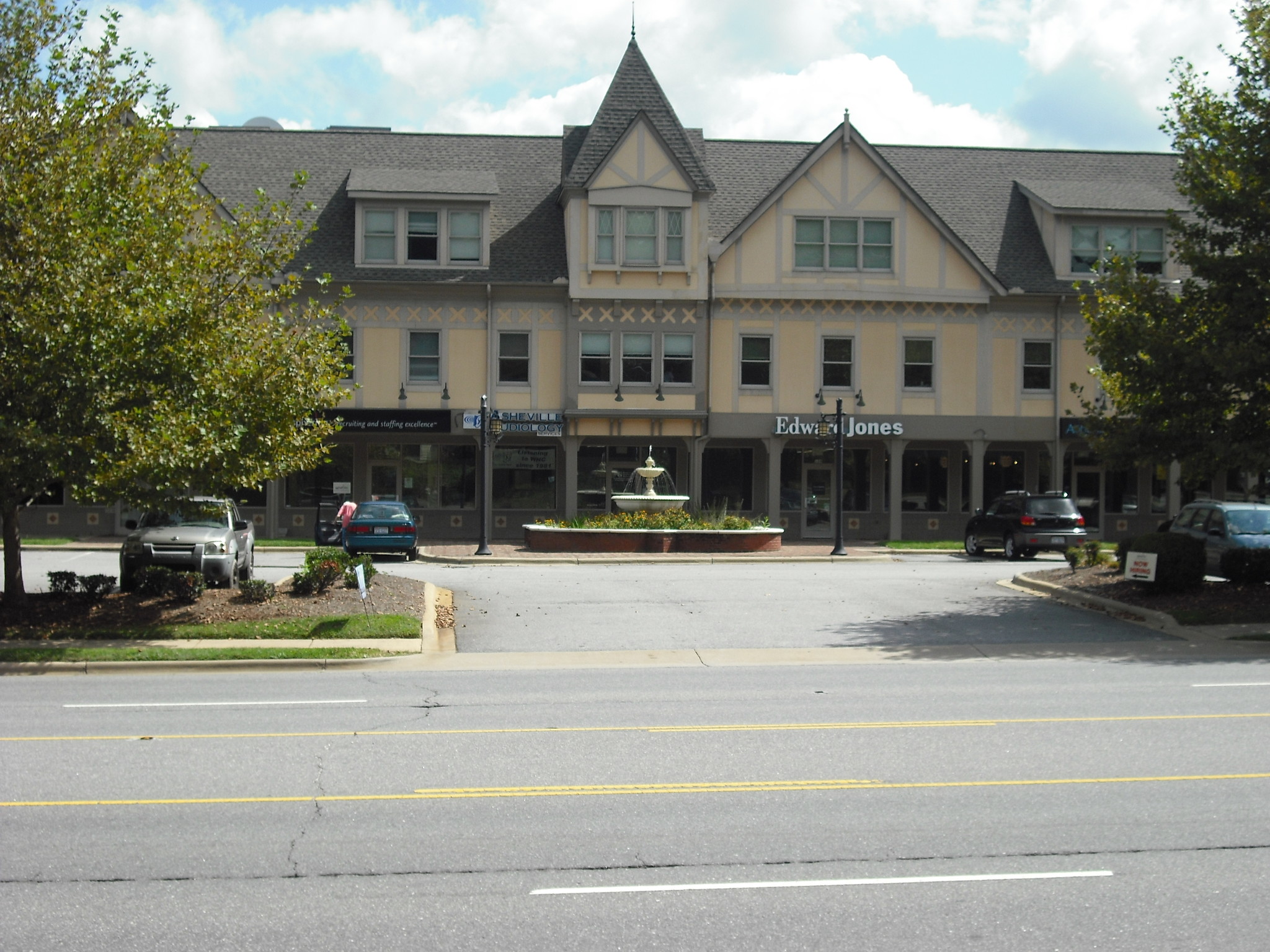 900 Hendersonville Rd, Asheville, NC for lease Primary Photo- Image 1 of 3