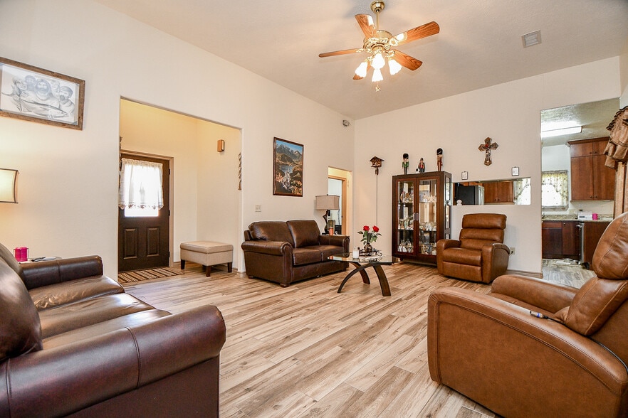 540 Chisolm Trl, Wallis, TX for sale - Interior Photo - Image 3 of 47