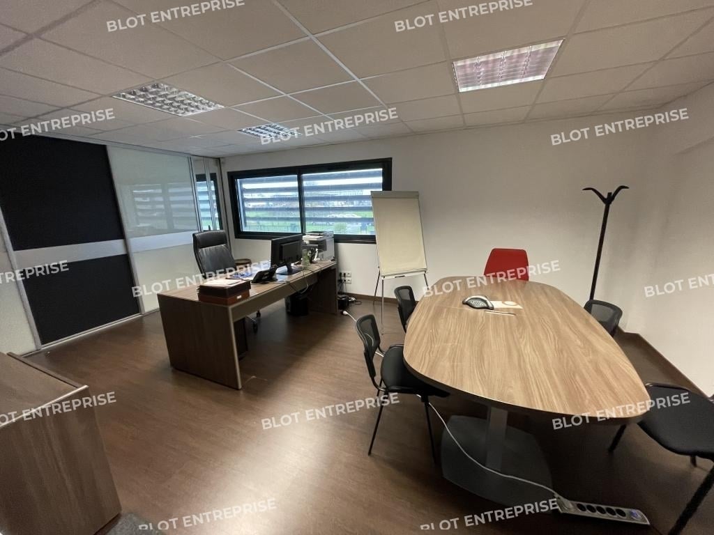 Flex in Mellac for lease Interior Photo- Image 1 of 5