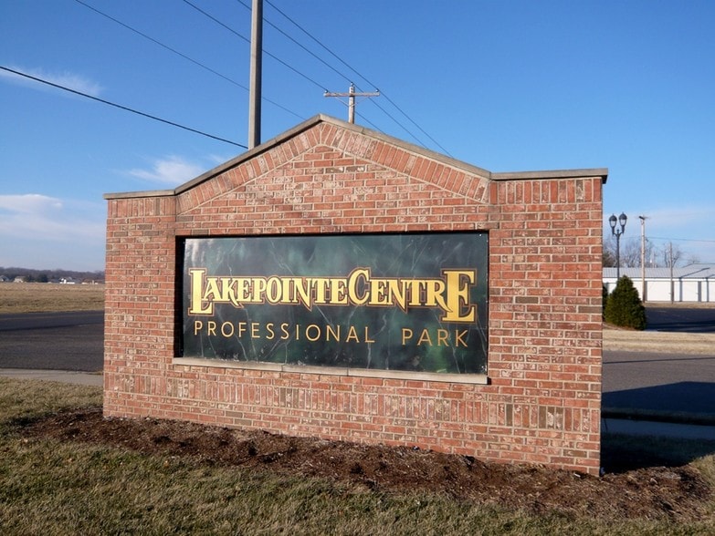 715 Lakepointe Centre Dr, O'Fallon, IL for lease - Building Photo - Image 2 of 2