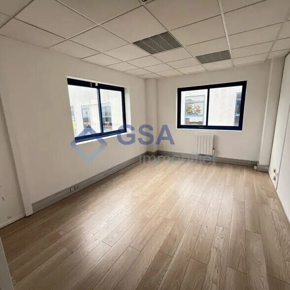 Office in Lisses for lease - Interior Photo - Image 2 of 7