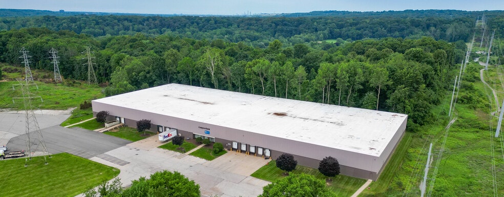 7640 Hub Pky, Valley View, OH for lease - Building Photo - Image 2 of 3