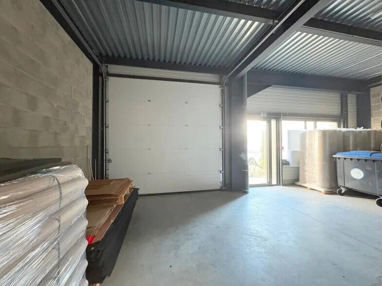 Flex in Poissy for lease - Building Photo - Image 3 of 7