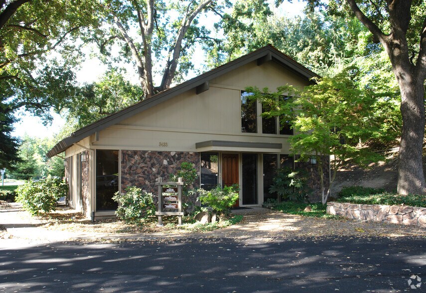 3433 American River Dr, Sacramento, CA 95864