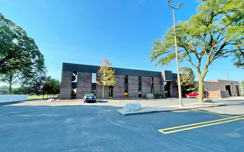 33150 Schoolcraft Rd, Livonia, MI for lease - Building Photo - Image 3 of 8