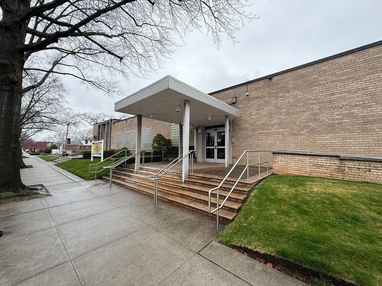 7164 168th St, Fresh Meadows, NY for lease - Building Photo - Image 2 of 6