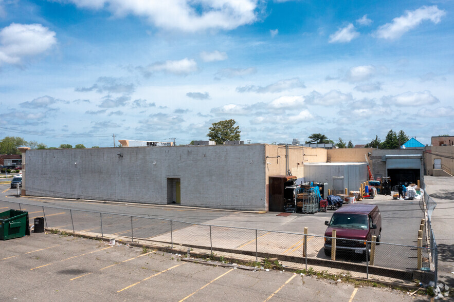 3350 Hillside Ave, New Hyde Park, NY for lease - Building Photo - Image 3 of 5