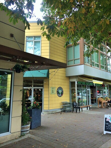 240 Cook St, Victoria, BC for lease - Building Photo - Image 2 of 6