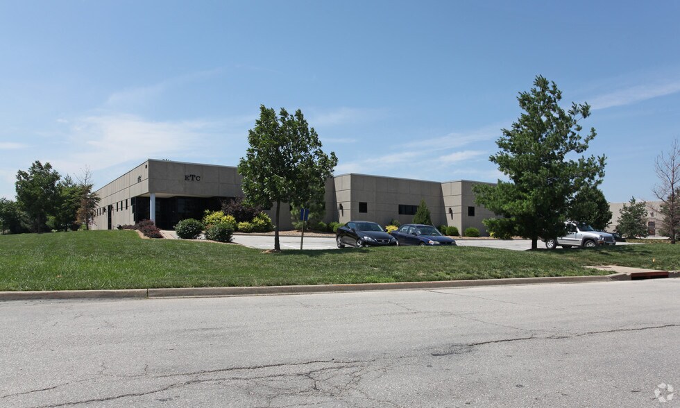 730 W Frontier Ln, Olathe, KS for sale - Primary Photo - Image 1 of 1