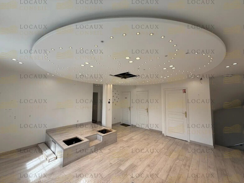 Retail in SAINT-OUEN-L'AUMONE for sale - Interior Photo - Image 2 of 8