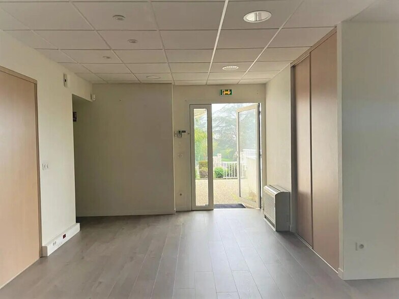 Office in École-Valentin for lease - Building Photo - Image 2 of 9