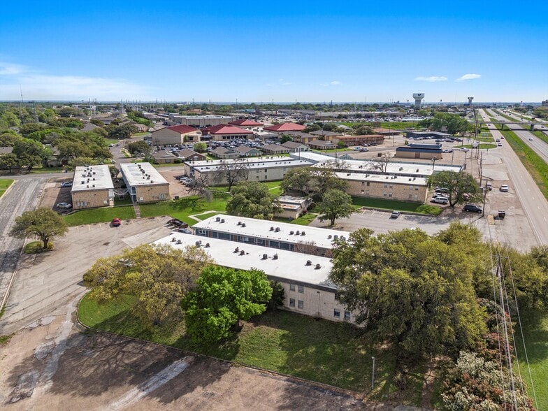 800 Rambler Dr, Waco, TX 76710 Oaktree Apartments