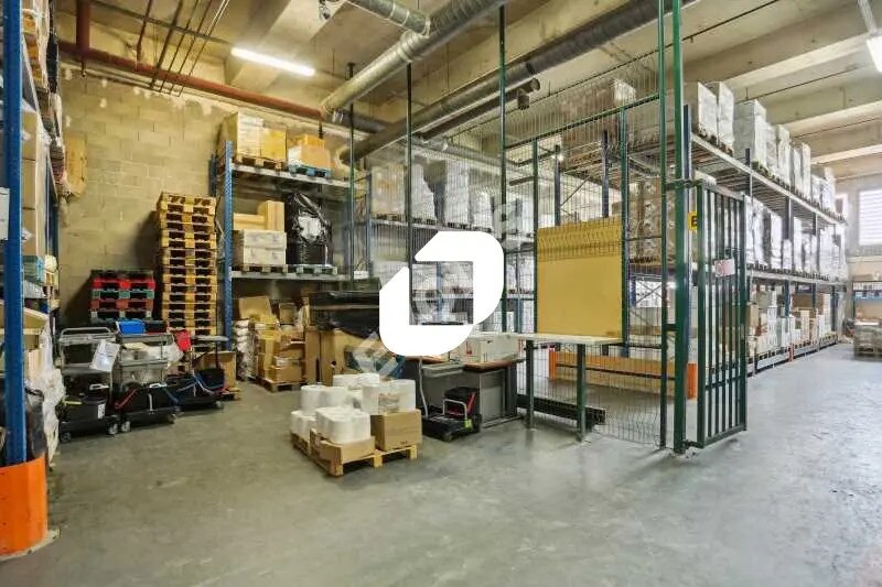 Flex in Montreuil for lease - Interior Photo - Image 3 of 9