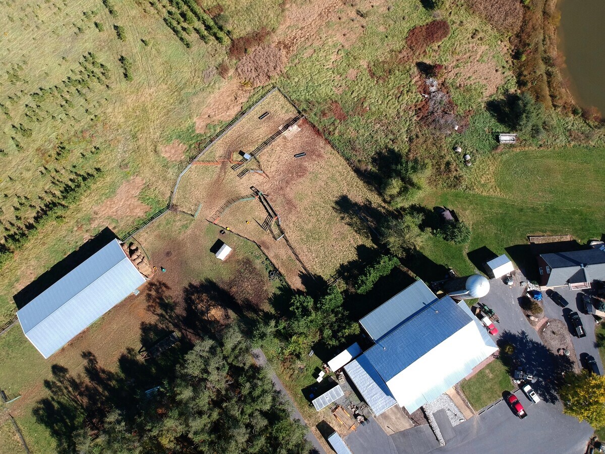 33 Hodge Farm Ln, Stuarts Draft, VA 24477