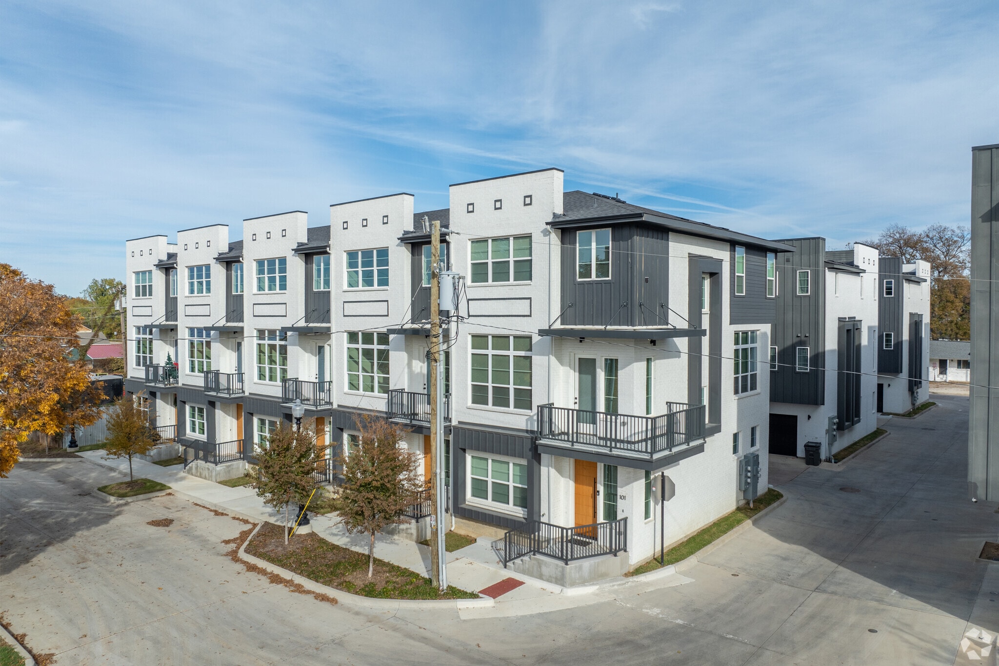 The Hive on Bee - 6 Units portfolio of 7 properties for sale on LoopNet.com Primary Photo- Image 1 of 14