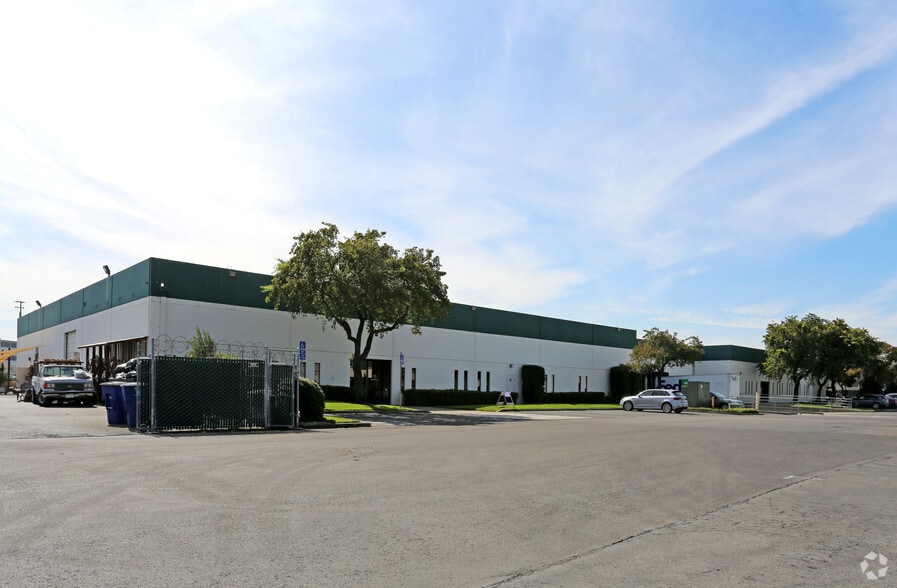 700-728 Whitney St, San Leandro, CA for lease - Building Photo - Image 2 of 2