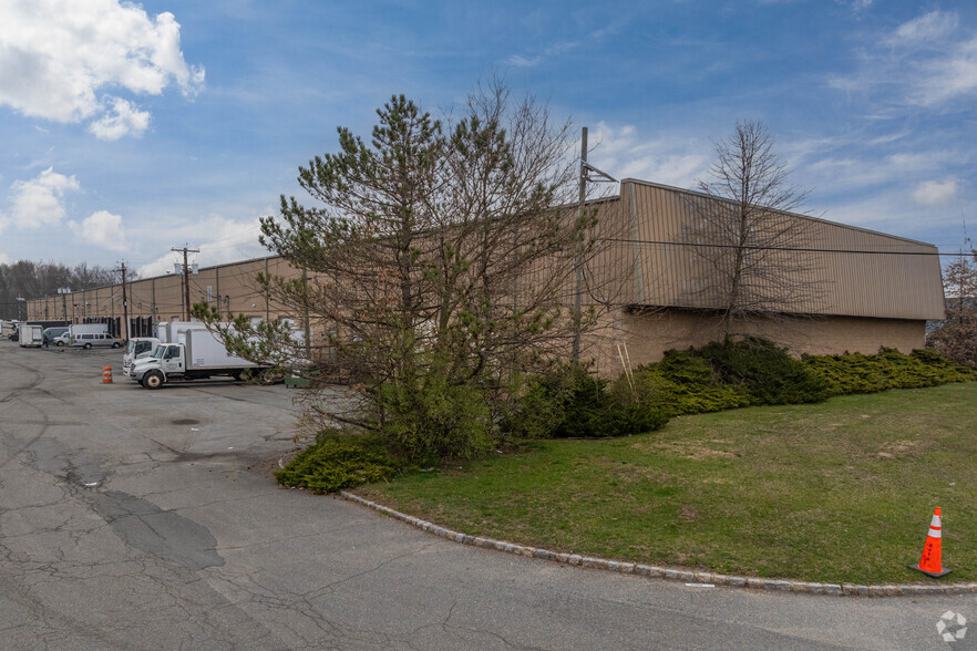 24 Commerce Rd, Fairfield, NJ for lease - Building Photo - Image 2 of 6