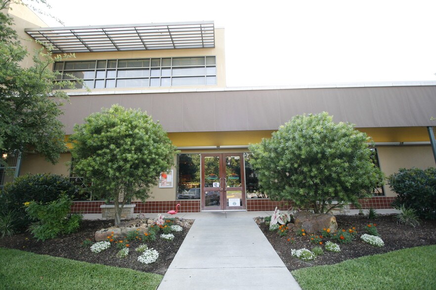 116-118 That Way St, Lake Jackson, TX for sale - Building Photo - Image 1 of 1