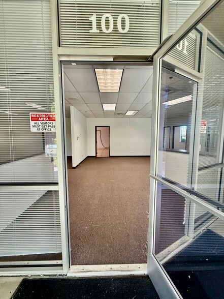 333 Crown Point Cir, Grass Valley, CA for lease - Building Photo - Image 2 of 19
