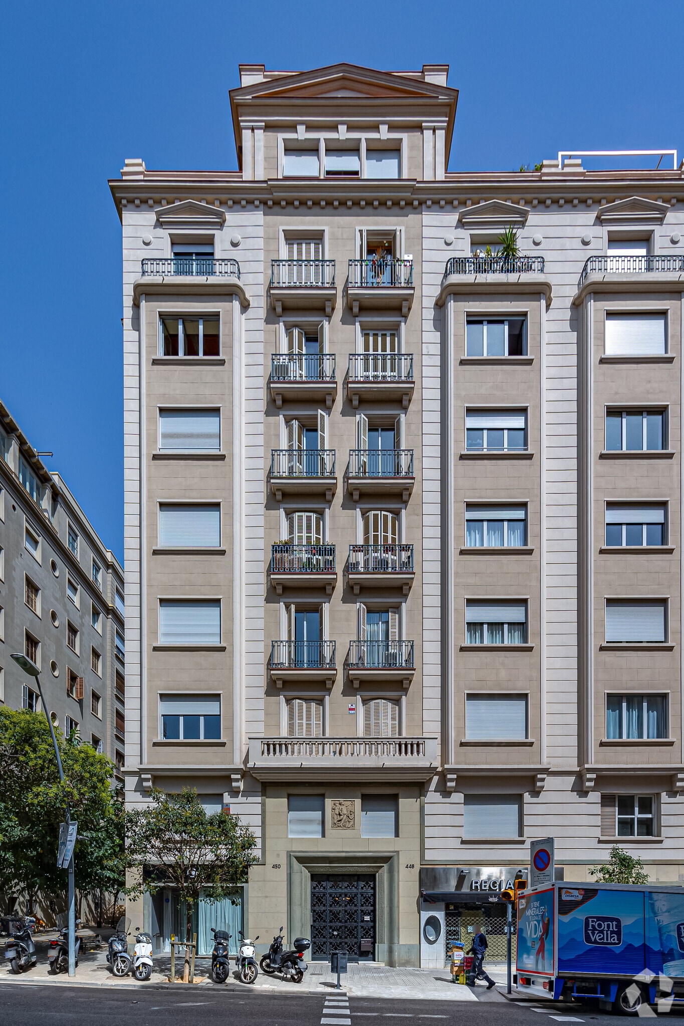 Retail in Barcelona, Barcelona for lease Primary Photo- Image 1 of 2