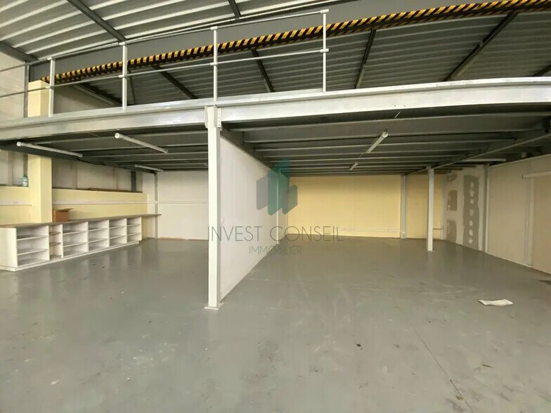 Flex in Frépillon for lease - Building Photo - Image 3 of 6