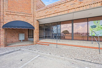 2401 W Pioneer Pky, Pantego, TX for lease Building Photo- Image 1 of 5