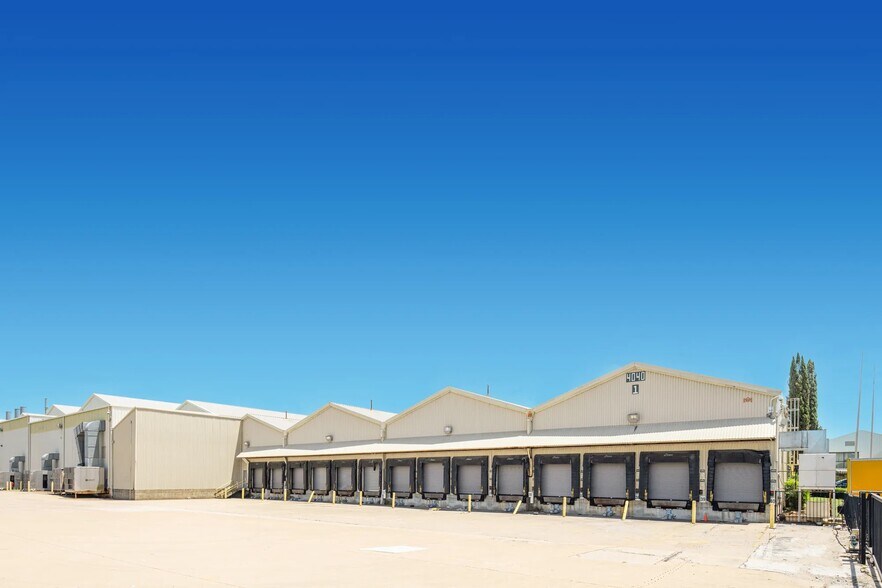 4030-4040 Forest Ln, Garland, TX for lease - Building Photo - Image 2 of 8