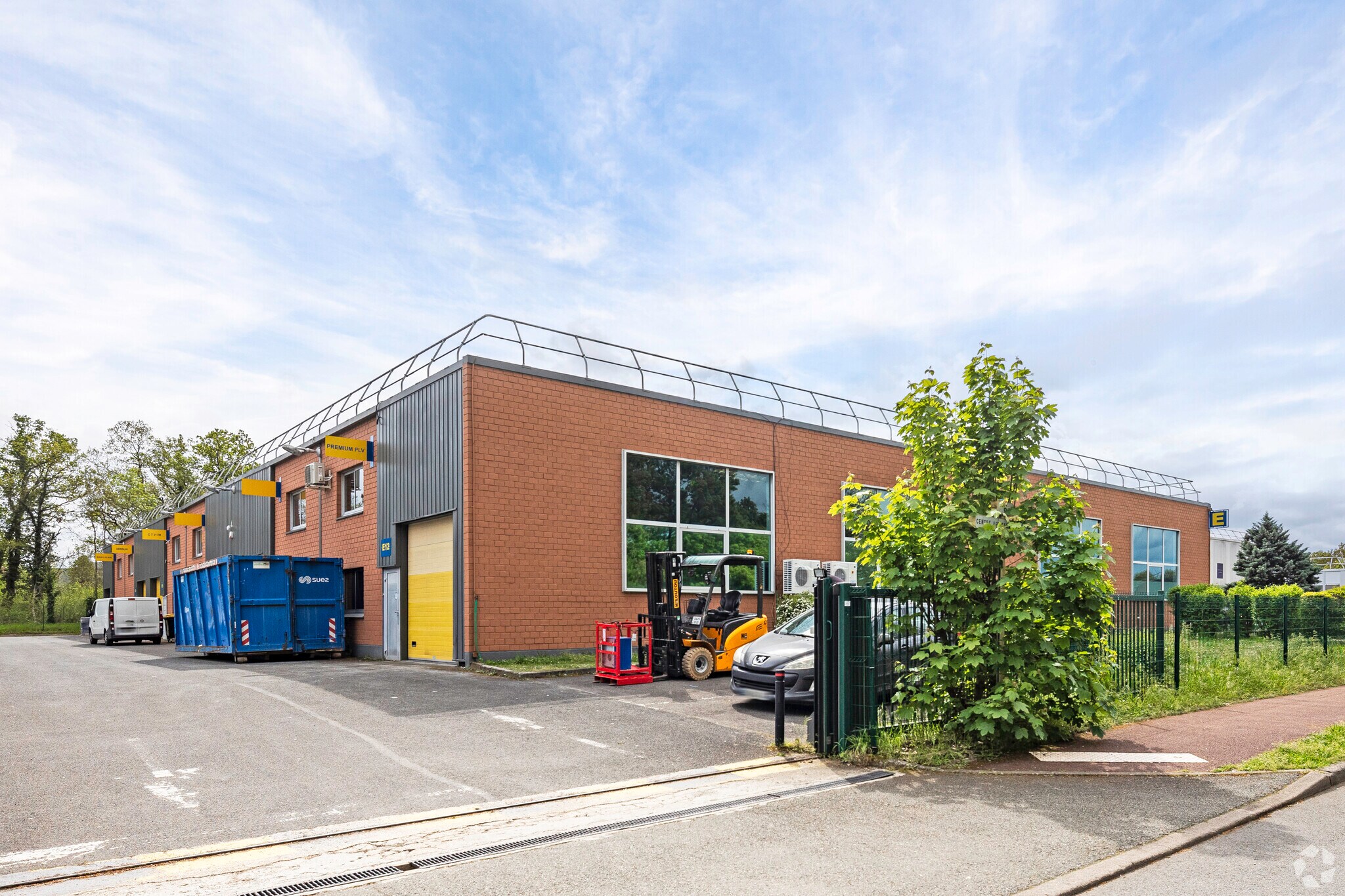 Industrial in Saint-Ouen-l'Aumône for lease Primary Photo- Image 1 of 3