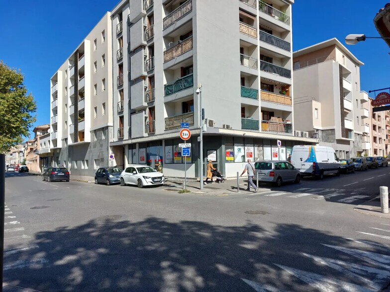 Retail in Aubagne for lease - Building Photo - Image 2 of 3
