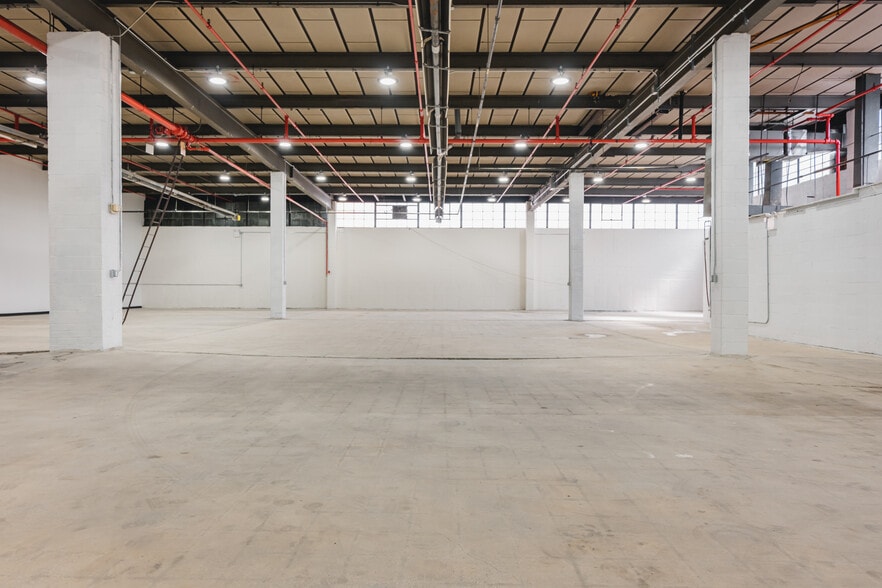 555 Johnson Ave, Brooklyn, NY for lease - Interior Photo - Image 2 of 24