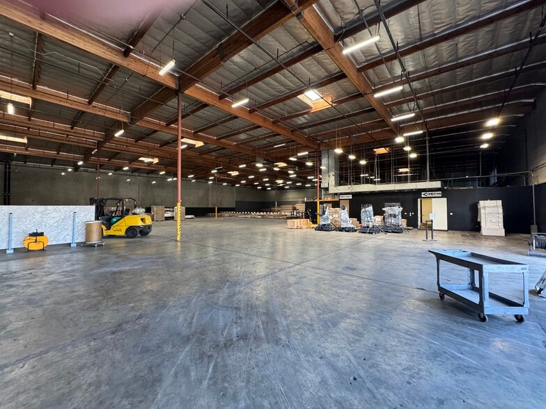 8963-8969 Bradley Ave, Sun Valley, CA for lease - Building Photo - Image 2 of 5