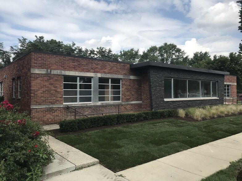 2075 E 14 Mile Rd, Birmingham, MI for lease - Primary Photo - Image 1 of 18